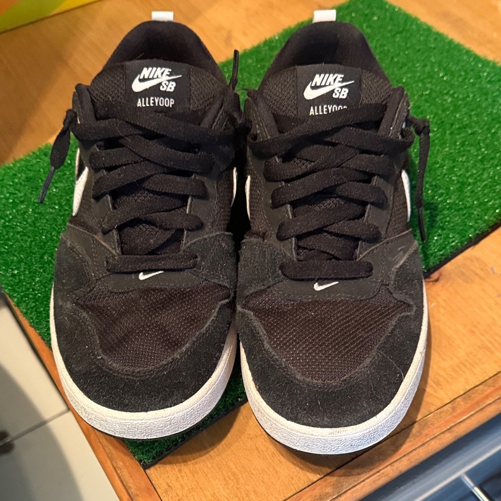 Nike SB Alleyoop Black and White Sneakers size 7 like new with box